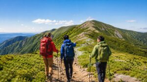 稜線を歩く登山者のグループ
