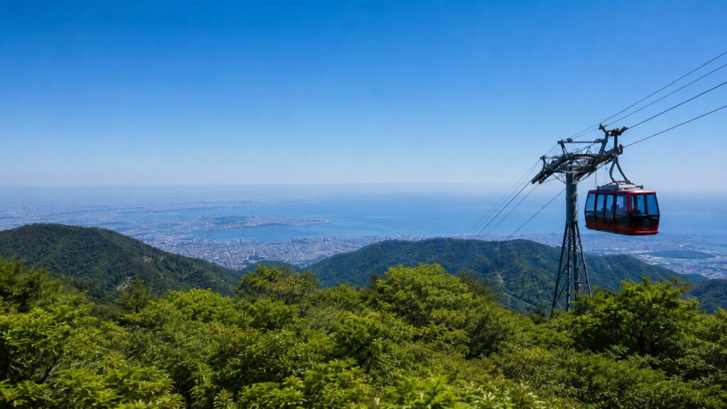 六甲山の緑豊かな山並みと神戸の街並みを望むロープウェー
