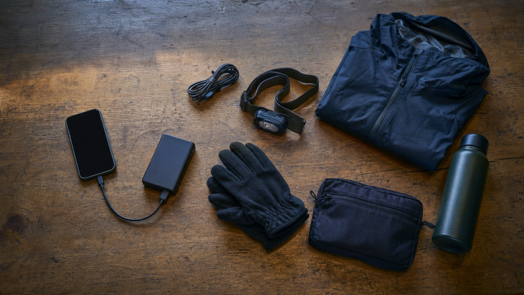 富士登山のスマホ充電に備えたモバイルバッテリーとヘッドライトなどの装備